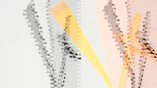 Studier. En bild på anteckningsblock och pennor.