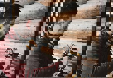 Man som arbetar som fastighetsskötare.