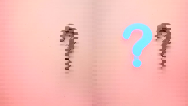 Ny lag oktober 2025. Ett frågetecken mot en rosa bakgrund.