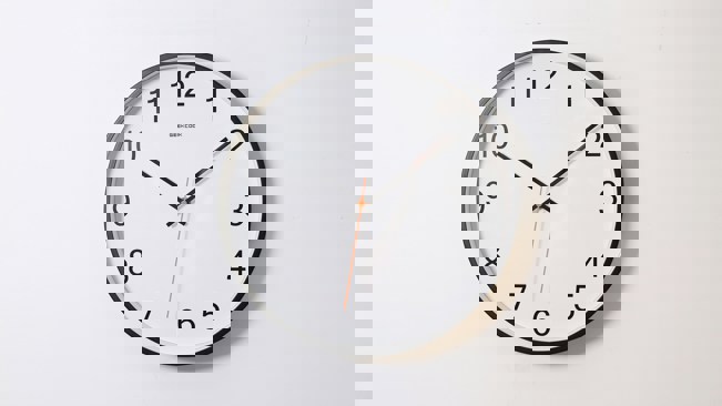 Rapportera tid. En bild på en klocka.