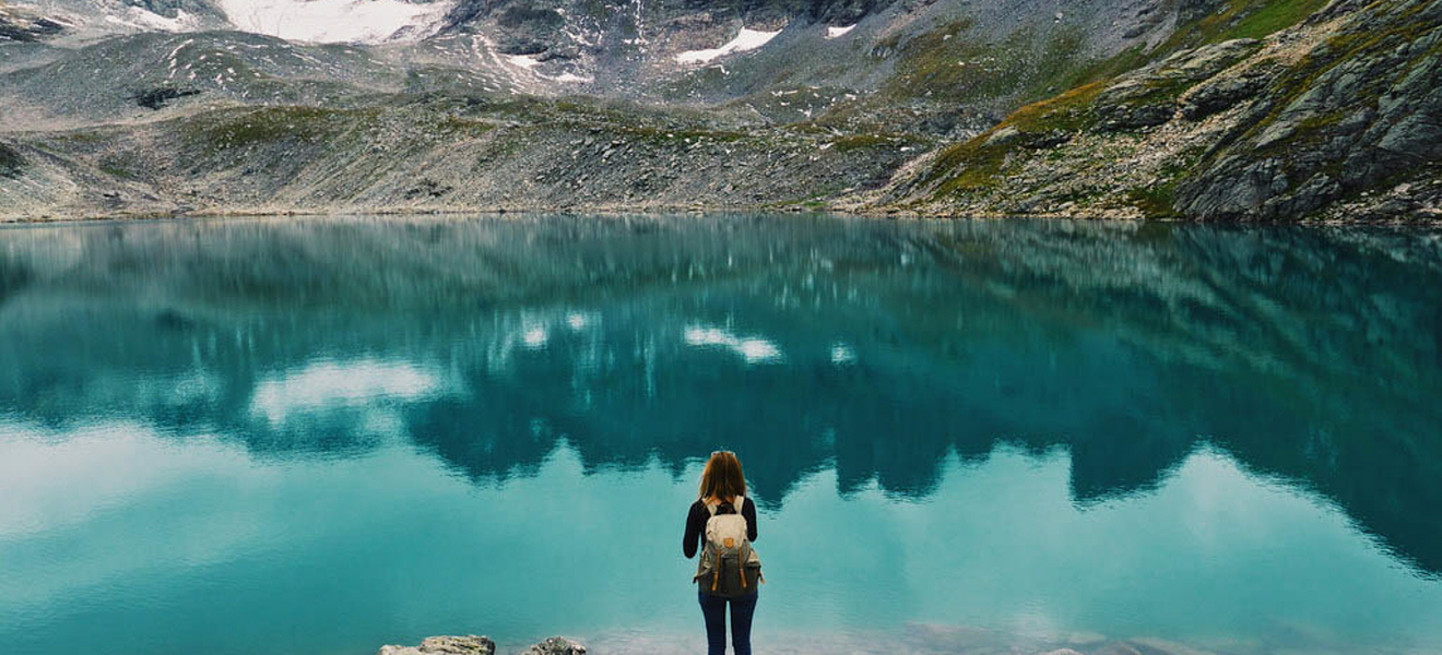 kvinna tittar ut över en sjö